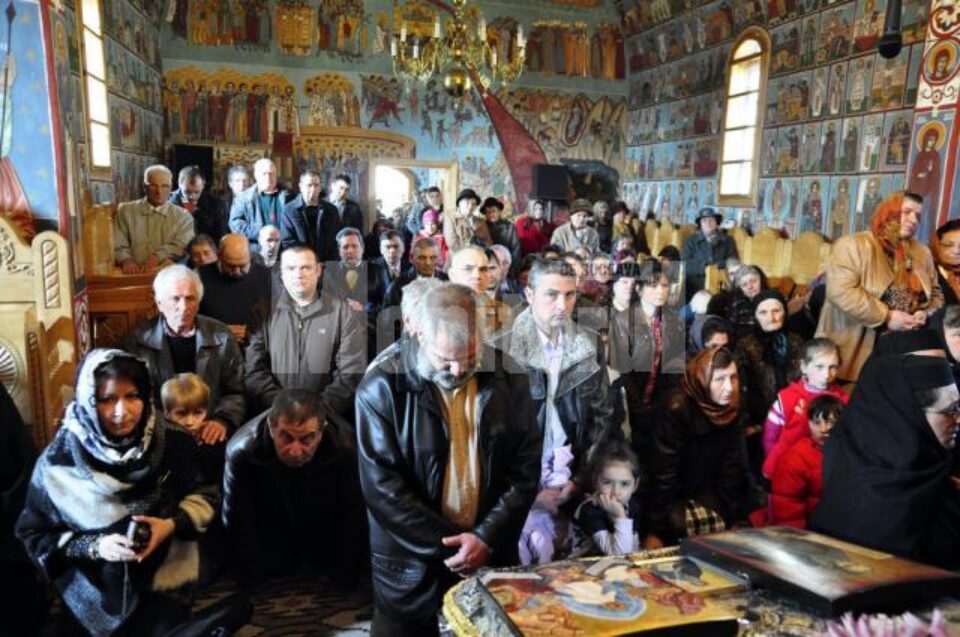La slujbă au participat numeroși credincioși, care sunt legați sufletește de Mănăstirea Voroneț