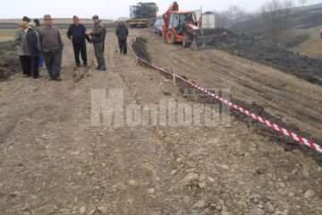 Câteva zeci de persoane din comuna Șcheia au blocat ieri, timp de câteva ore, lucrările la șoseaua de centură a Sucevei