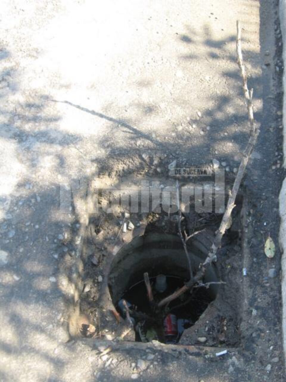 Furtul capacelor de canal reprezintă un imens pericol pentru trecători și pentru mașini