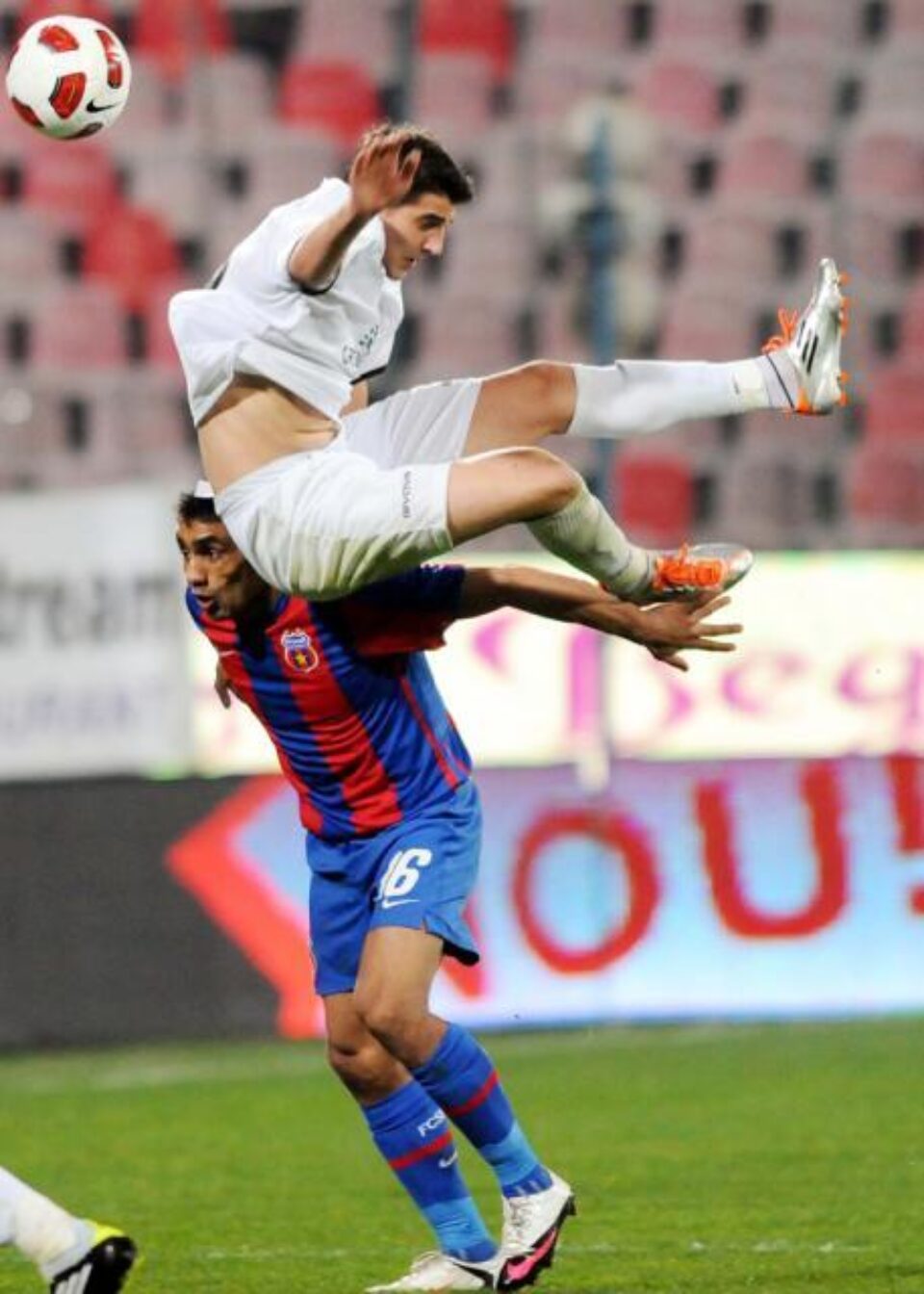 Bănel Nicoliță, de la Steaua, și Fabian Teușan, de la Unirea Urziceni, în meciul dintre cele două echipe Foto: Mediafax
