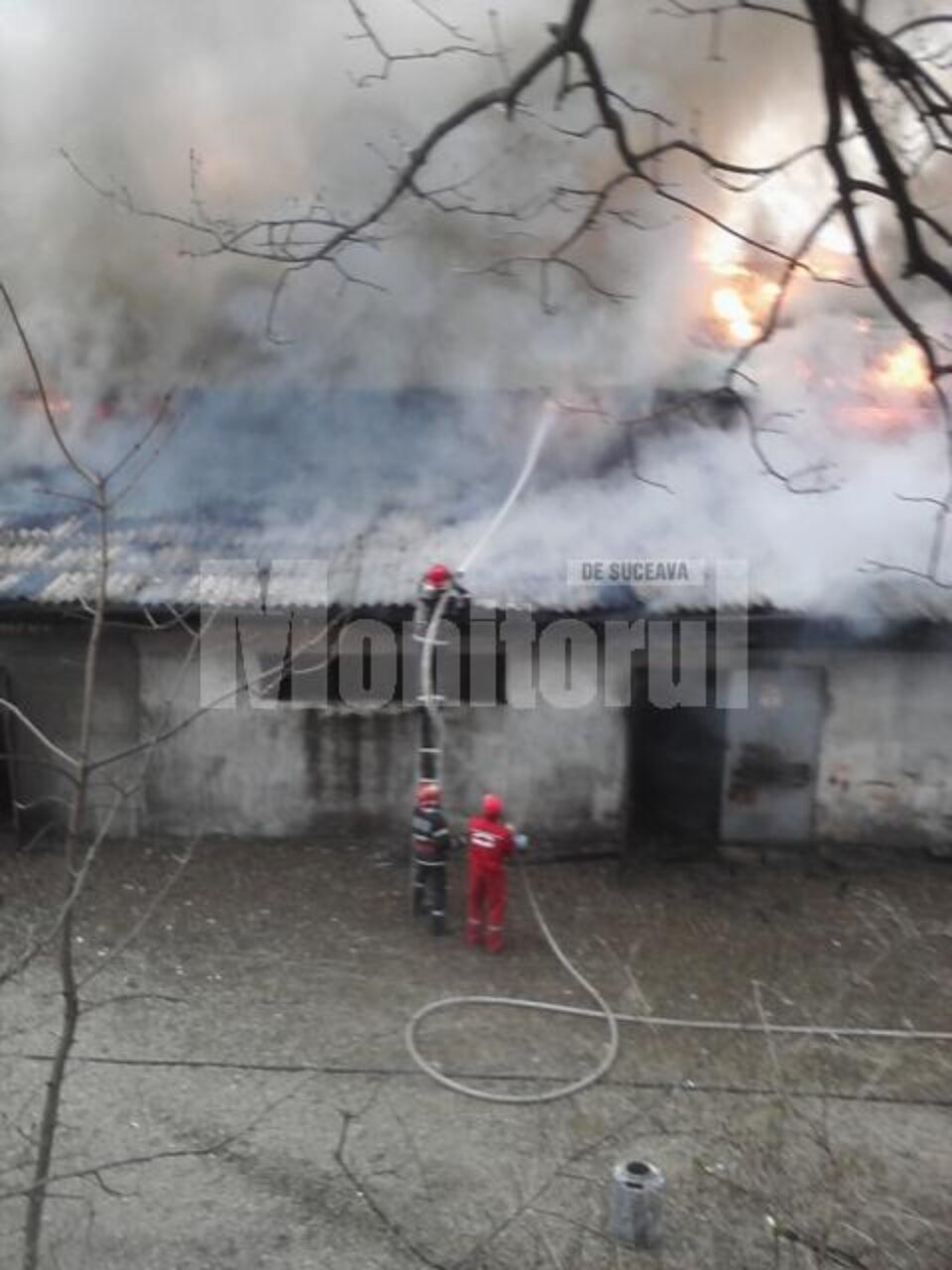 Câteva scântei sărite în urma tăierii cu flexul a unei hote, cauza incendiului de la fosta fabrică de mobilă GMG Câteva scântei sărite în urma tăierii cu flexul a unei hote, cauza incendiului de la fosta fabrică de mobilă GMG