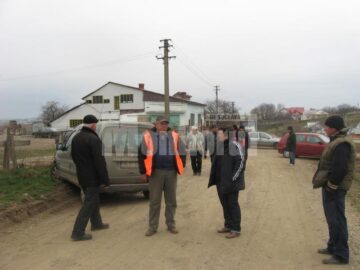 Mai multi proprietari de terenuri din satul Sf. Ilie au blocat ieri dimineata, lucrarile la soseaua de centura a Sucevei
