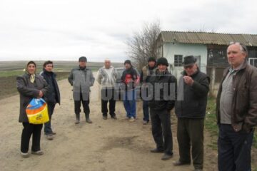 Mai multi proprietari de terenuri din satul Sf. Ilie au blocat ieri dimineata, lucrarile la soseaua de centura a Sucevei