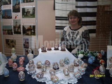 Letiția Orsivschi cu o expoziție de ouă încondeiate în Franța