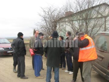 Mai multi proprietari de terenuri din satul Sf. Ilie au blocat ieri dimineata, lucrarile la soseaua de centura a Sucevei