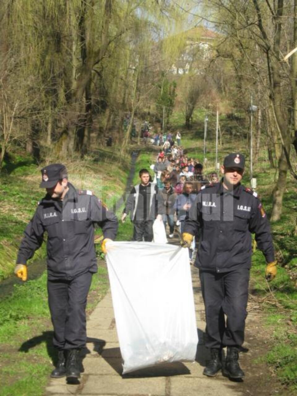 Sute de voluntari la acțiunea de curățenie din parcul Șipote
