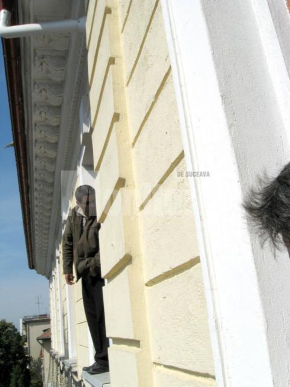Bărbatul a stat pe pervaz, în exteriorul geamului, aproximativ o oră