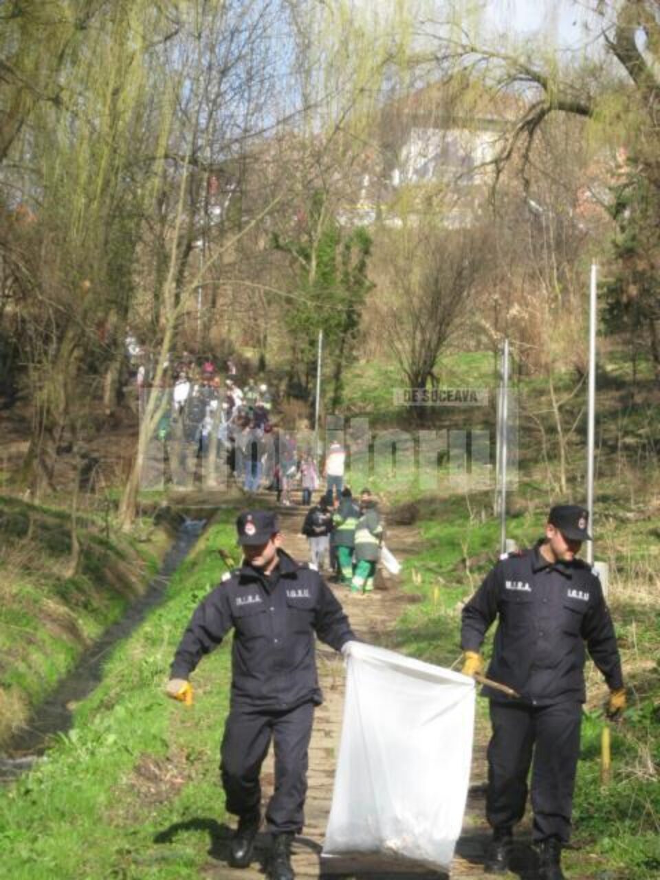 Sute de voluntari la acțiunea de curățenie din parcul Șipote
