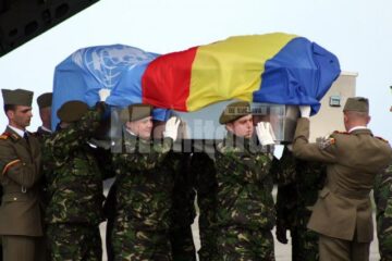 Sicriul metalic în care se afla trupul fostului expert militar a fost transportat pe umeri de militarii veniți din Botoșani
