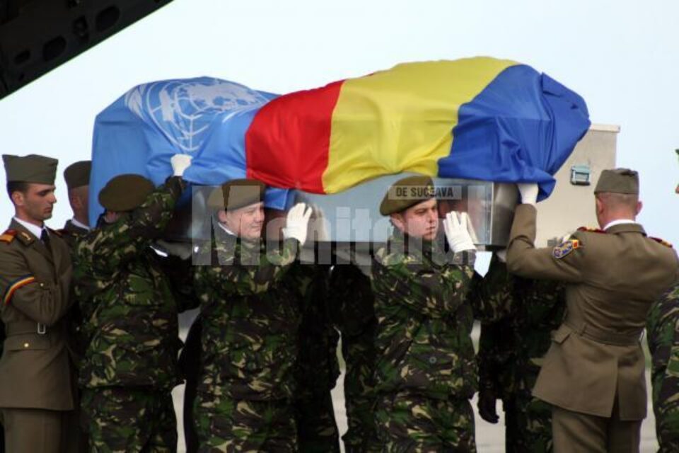 Sicriul metalic în care se afla trupul fostului expert militar a fost transportat pe umeri de militarii veniți din Botoșani