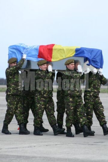 Sicriul metalic era acoperit cu steagurile Romaniei si ONU