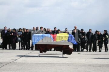 Sicriul metalic în care se afla trupul fostului expert militar a fost transportat pe umeri de militarii veniți din Botoșani