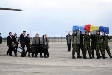 Sicriul metalic în care se afla trupul fostului expert militar a fost transportat pe umeri de militarii veniți din Botoșani