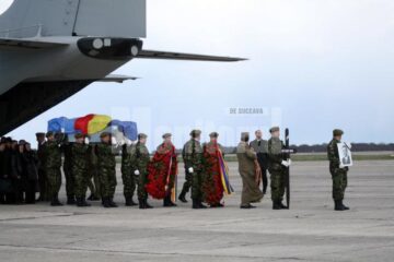 Sicriul metalic în care se afla trupul fostului expert militar a fost transportat pe umeri de militarii veniți din Botoșani