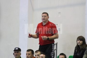 Antrenorul Ionel Ene a văzut aproape jumătate de meci din tribună, după ce și-a scos echipa din teren și a primit cartonaș roșu în același minut, 39