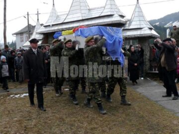 Cortegiul funerar, însoțit de militarii din Batalionul 335 din Botoșani