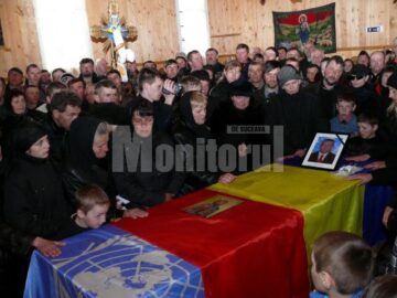 Familia diplomatului Filaret Moțco la slujba din biserică
