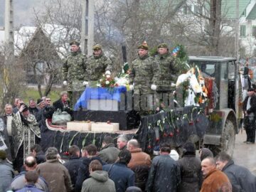 Cortegiul funerar, însoțit de militarii din Batalionul 335 din Botoșani