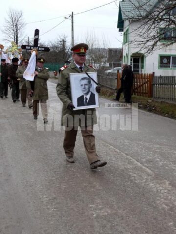 Cortegiul funerar, însoțit de militarii din Batalionul 335 din Botoșani