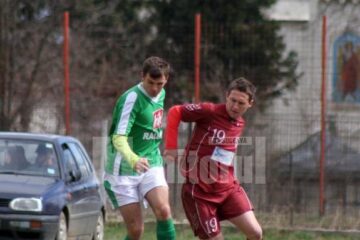 Avramia (la balon) a înscris al doilea gol pentru Sporting, în confruntarea de la Mihoveni, Rapid II