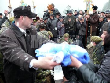 Familia primind steagul ONU și cel al României