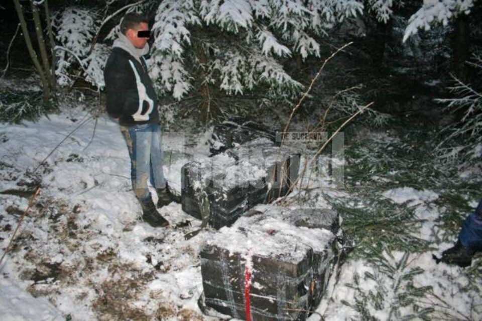 În zona unde a fost reținut bărbatul au fost descoperite mai multe colete care conțineau 7.740 de pachete de țigări marca Viceroy În zona unde a fost reținut bărbatul au fost descoperite mai multe colete care conțineau 7.740 de pachete de țigări marca Viceroy