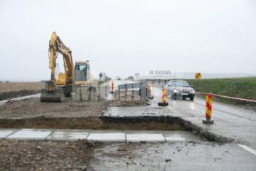 Traficul rutier se desfășoară pe un singur sens