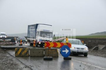 Traficul rutier se desfășoară pe un singur sens