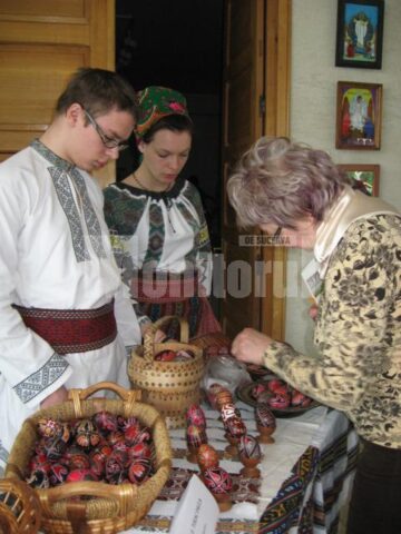 Elvira Romaniuc la evaluarea produselor târgului