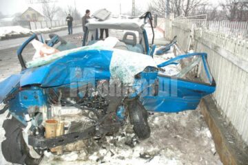 Ce mai rămas din mașina în care se aflau preoții Mihoc