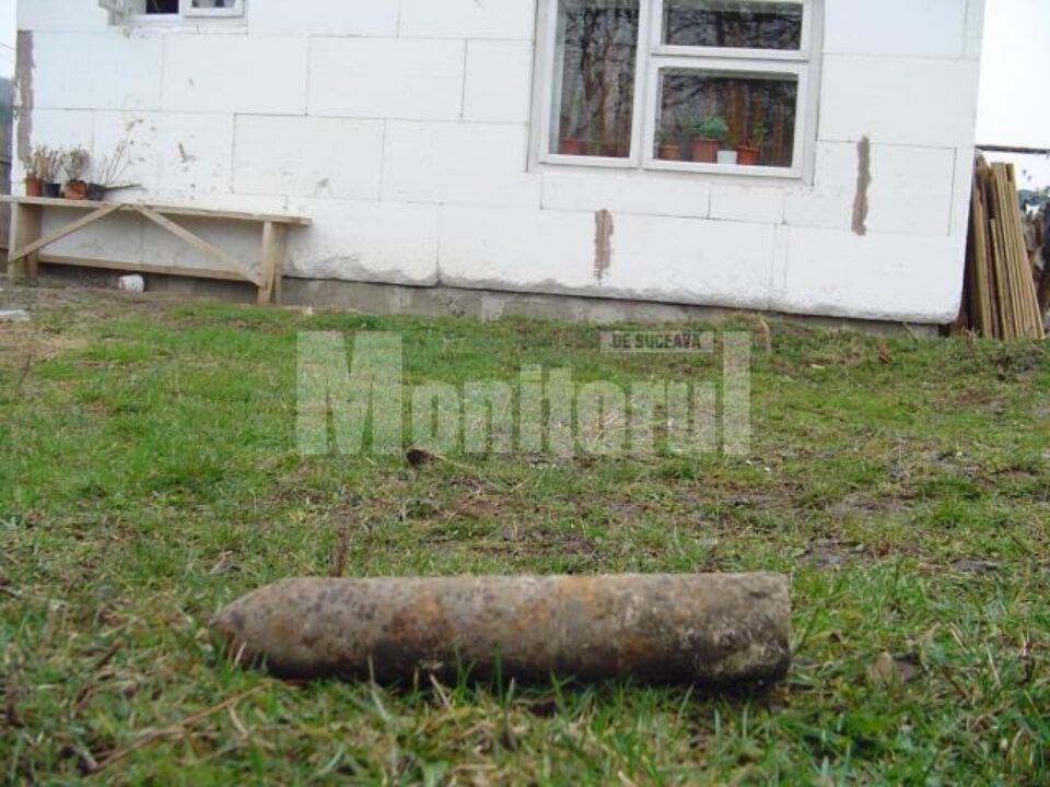 Proiectilul găsit de cei trei frați și adus în curtea casei după ce s-au jucat două ore cu el