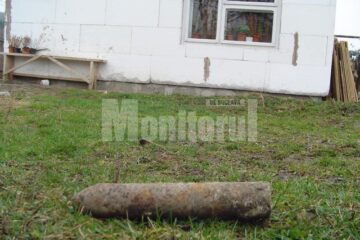 Proiectilul găsit de cei trei frați și adus în curtea casei după ce s-au jucat două ore cu el