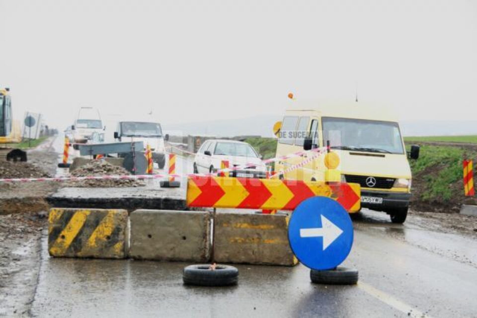 Traficul rutier se desfășoară pe un singur sens