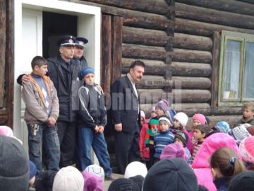 Pirotehniștii ISU au adunat toți elevii în curtea scolii pentru a le explica pericolele în astfel de situații