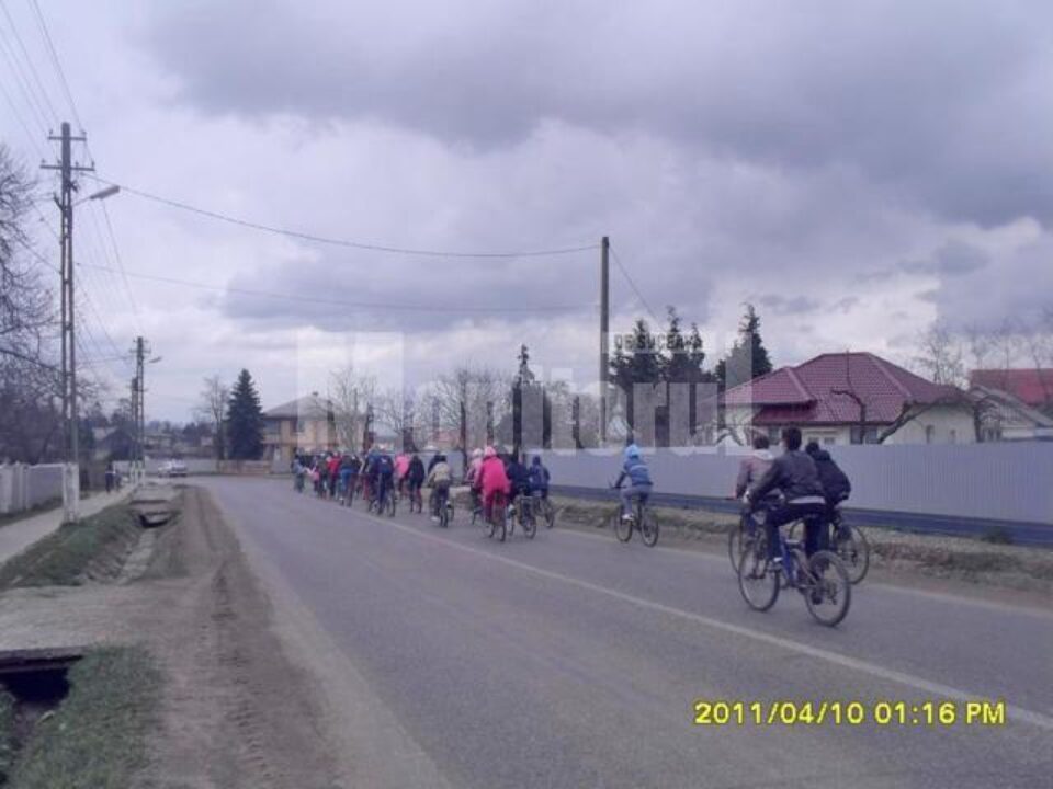 Elevii Școlii din Salcea au îndemnat la folosirea bicicletei