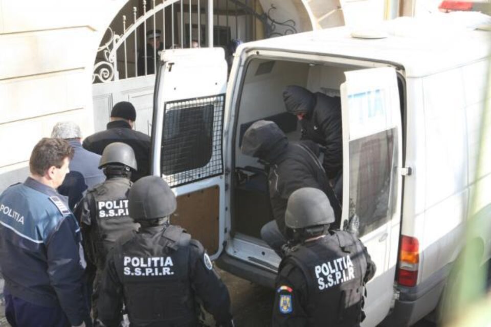 Polițiștii de frontieră de la Siret au fost duși la DNA și li s-a comunicat valoarea prejudiciilor pe care le-au adus prin pactizarea cu traficanții de țigări de contrabandă Foto: Adevarul