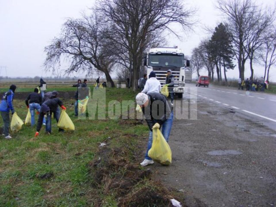 Elevi fălticeneni au ecologizat o porțiune a E85