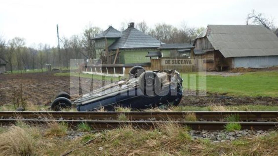 Un șofer teribilist a zburat peste calea ferată Rădăuți – Gălănești, iar mașina a aterizat cu roțile în sus
