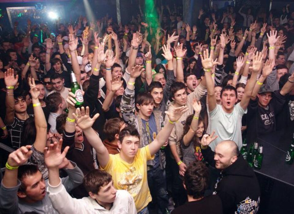 Organizatorii din Babylon speră să repete recordul de anul trecut când la concertul Guess Who au fost în club în jur de 1.200 de tineri Foto: orasulsuceava.ro Organizatorii din Babylon speră să repete recordul de anul trecut când la concertul Guess Who au fost în club în jur de 1.200 de tineri Foto: orasulsuceava.ro