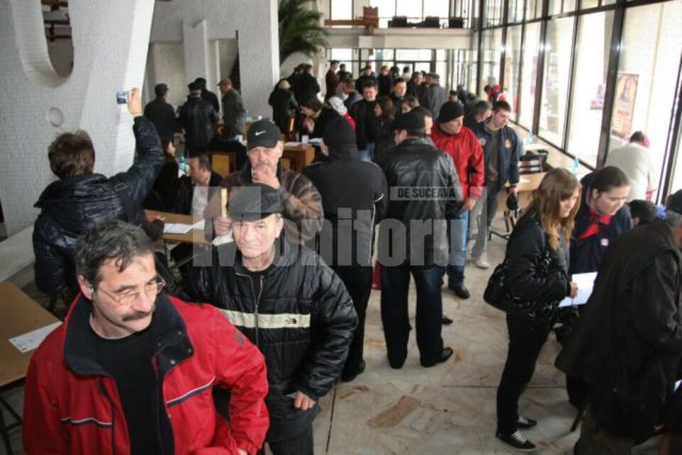 Peste o mie de șomeri, prezenți la bursa organizată ieri în holul Casei de Cultură