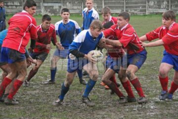 Tinerii rugbiști suceveni au învins echipa similară din Botoșani după un meci care a semănat cu luptele în noroi