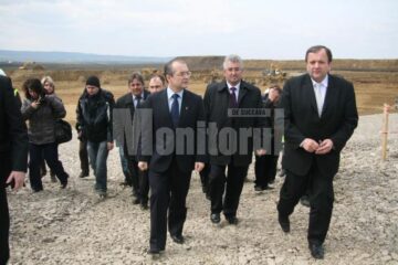 Președintele CJ Suceava, Gheorghe Flutur, prezentându-i premierului Emil Boc lucrările derulate în județ