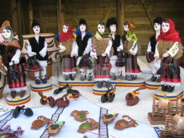 Păpuși din ceramică în costume populare