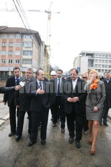 Președintele CJ Suceava, Gheorghe Flutur, prezentându-i premierului Emil Boc lucrările derulate în județ