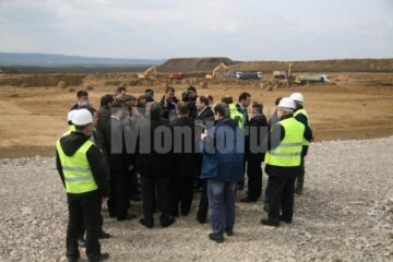 Președintele CJ Suceava, Gheorghe Flutur, prezentându-i premierului Emil Boc lucrările derulate în județ