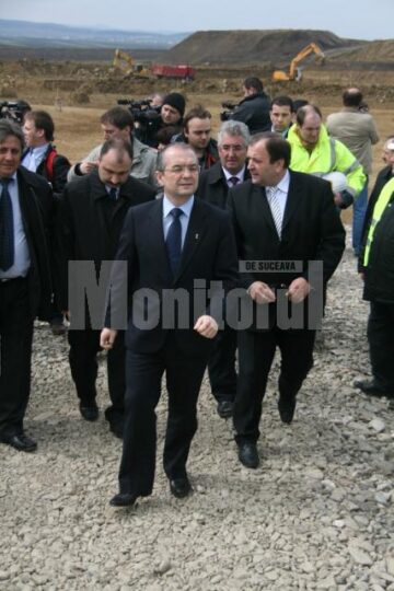 Președintele CJ Suceava, Gheorghe Flutur, prezentându-i premierului Emil Boc lucrările derulate în județ
