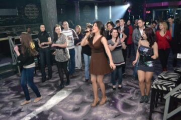 Paula a coborât în mijlocul dansatorilor, cântând și dansând odată cu ei Foto: orasulsuceava.ro