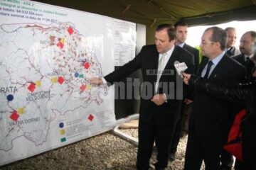 Președintele CJ Suceava, Gheorghe Flutur, prezentându-i premierului Emil Boc lucrările derulate în județ