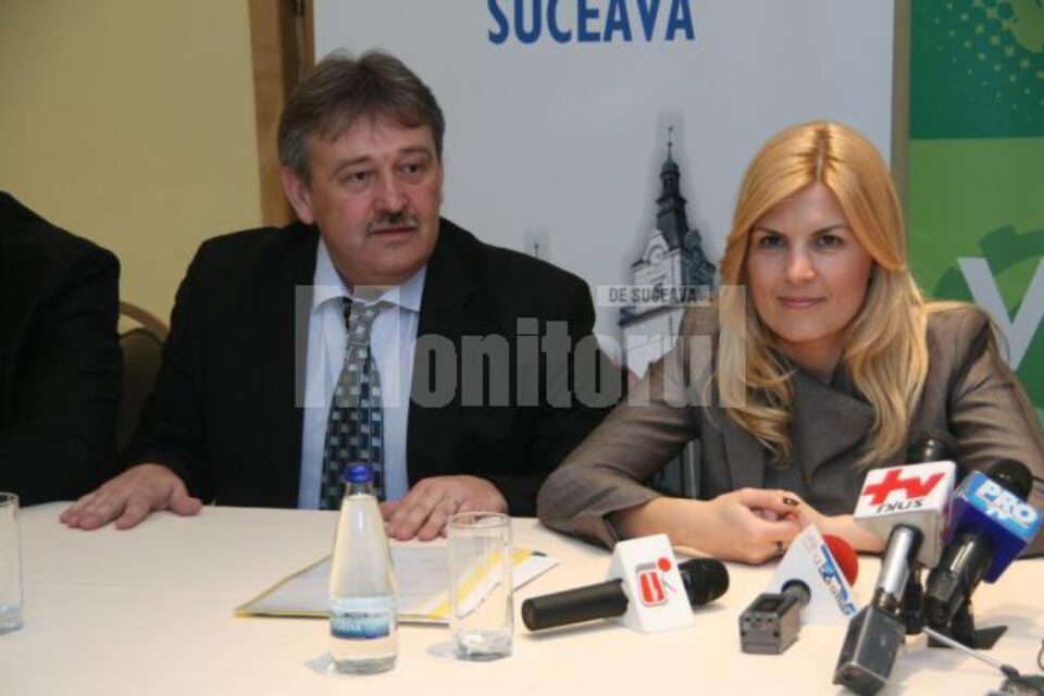 Primarul Marius Ursaciuc și Elena Udrea la semnarea contractelor de finanțare