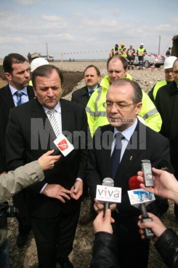 Președintele CJ Suceava, Gheorghe Flutur, prezentându-i premierului Emil Boc lucrările derulate în județ